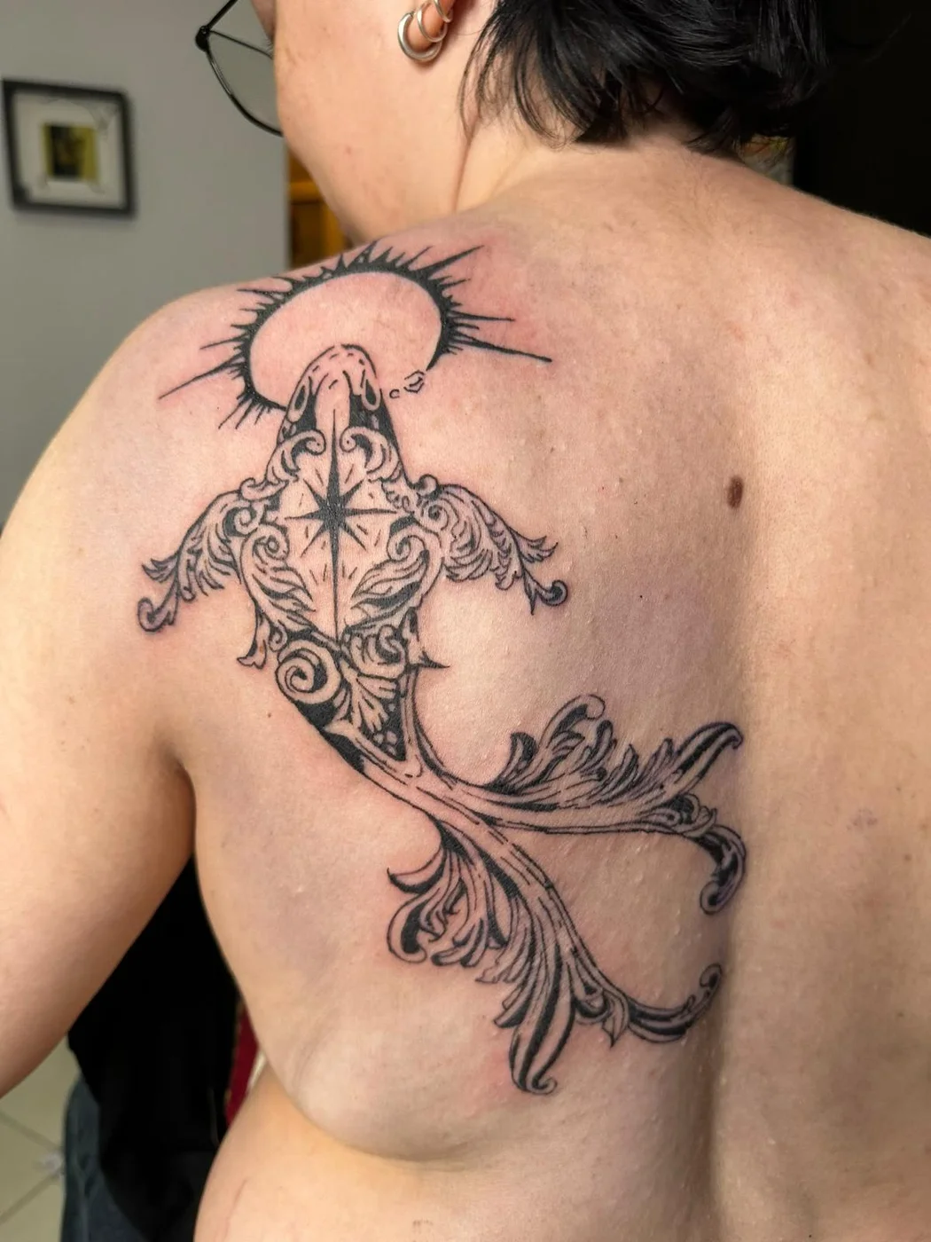 Tatuaj pe spate cu pește koi în stil baroc și aură solară