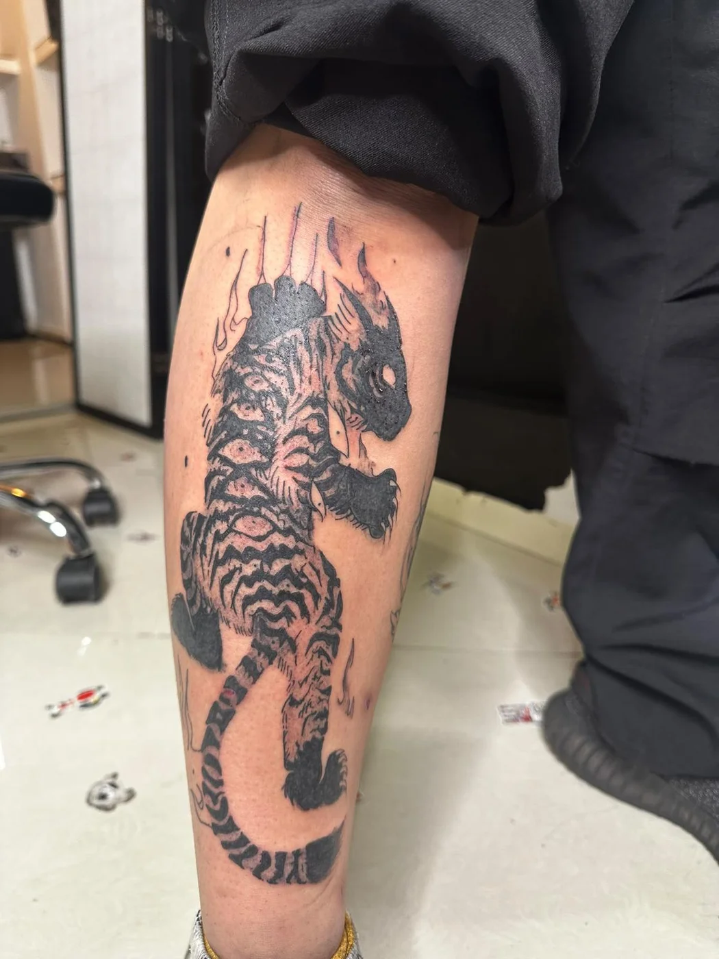 Tigru asiatic cu flăcări și spirit demonic pe gambă