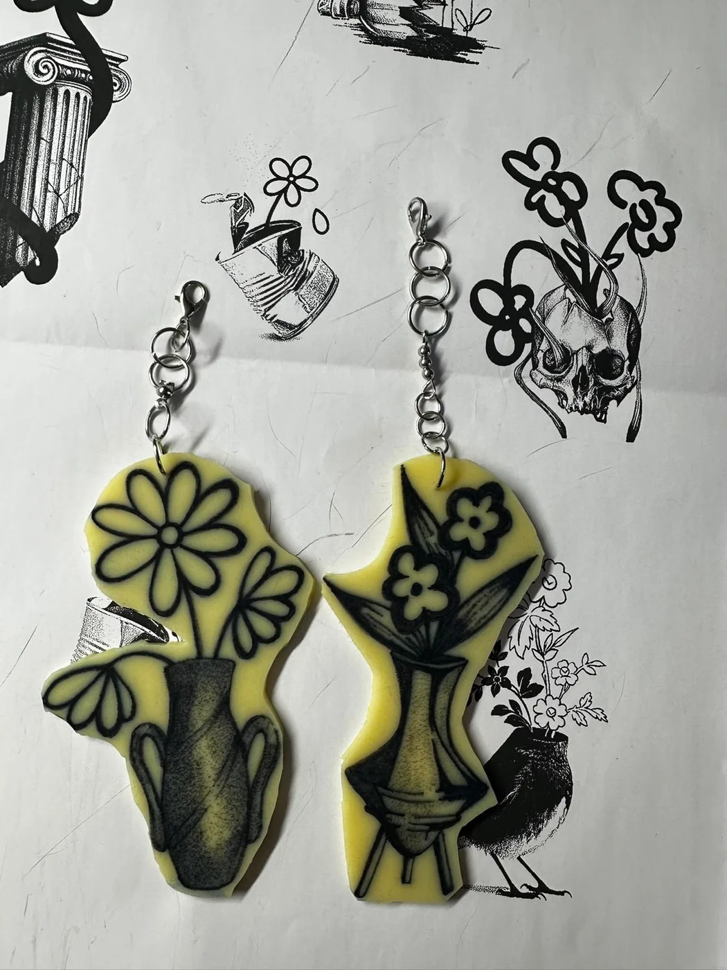 Brelocuri handmade din piele sintetică tatuată cu flori în vaze