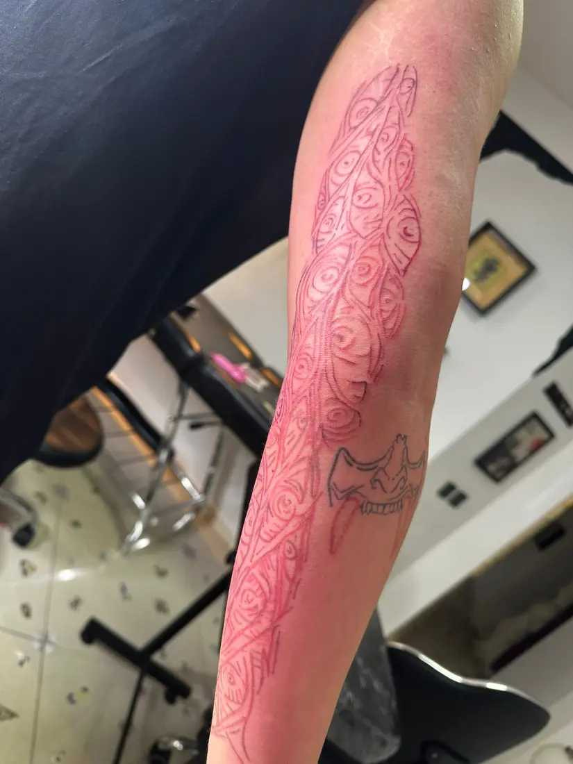 Sleeve red ink realizat în mai multe ședințe