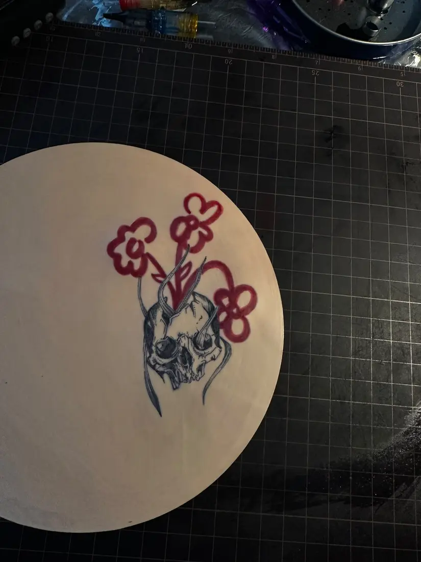 Craniu cu coarne în blackwork și flori red ink pe piele sintetică