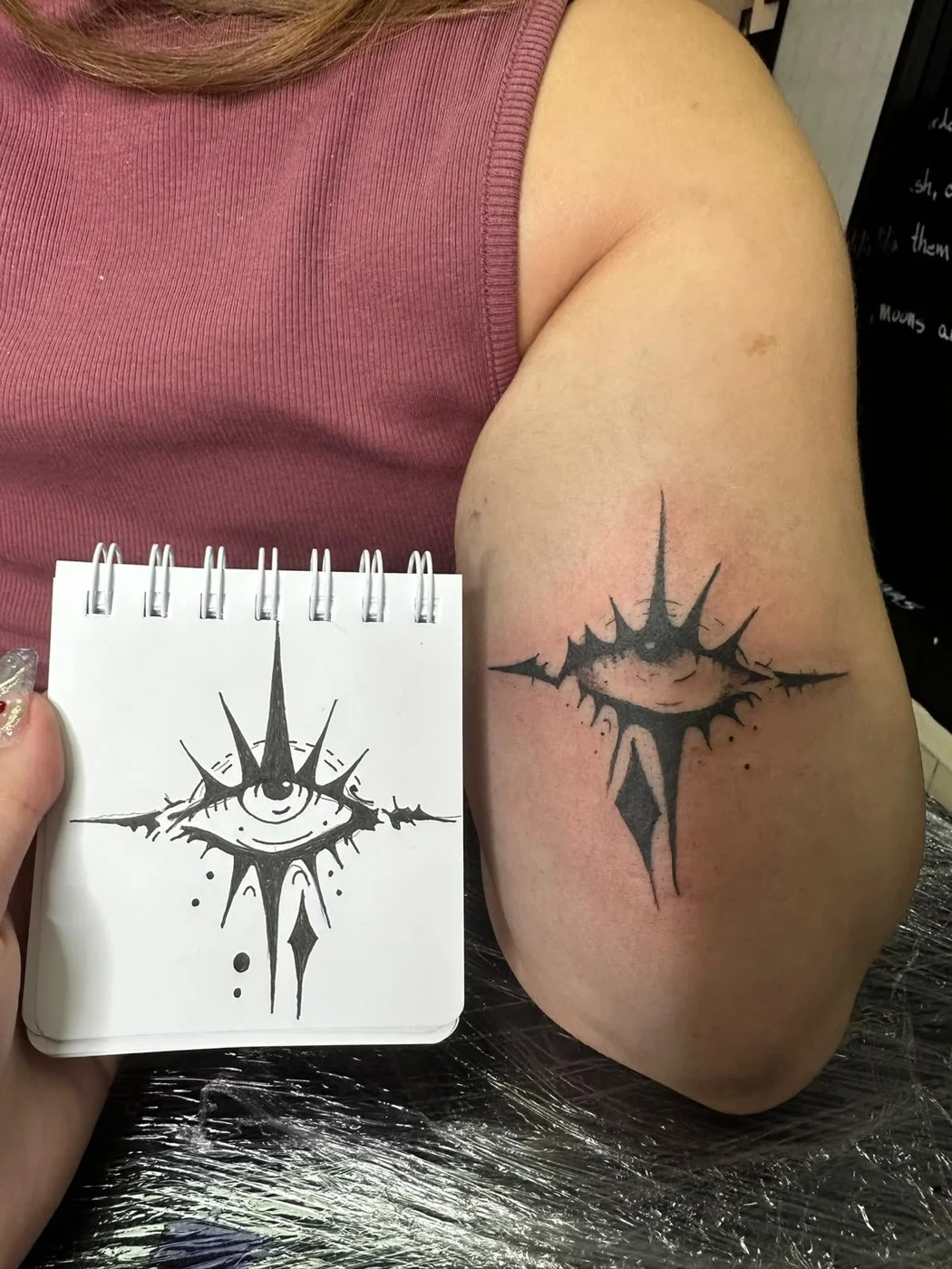 Schiță carnet și tatuaj final cu ochi stelar cybersigilism pe braț